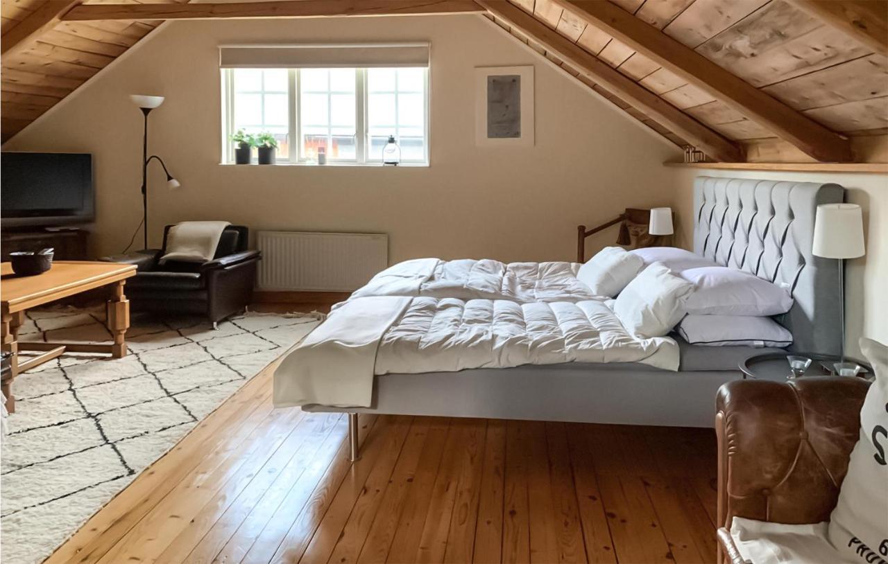 2 Bedroom Awesome Home In Vaestervik מראה חיצוני תמונה