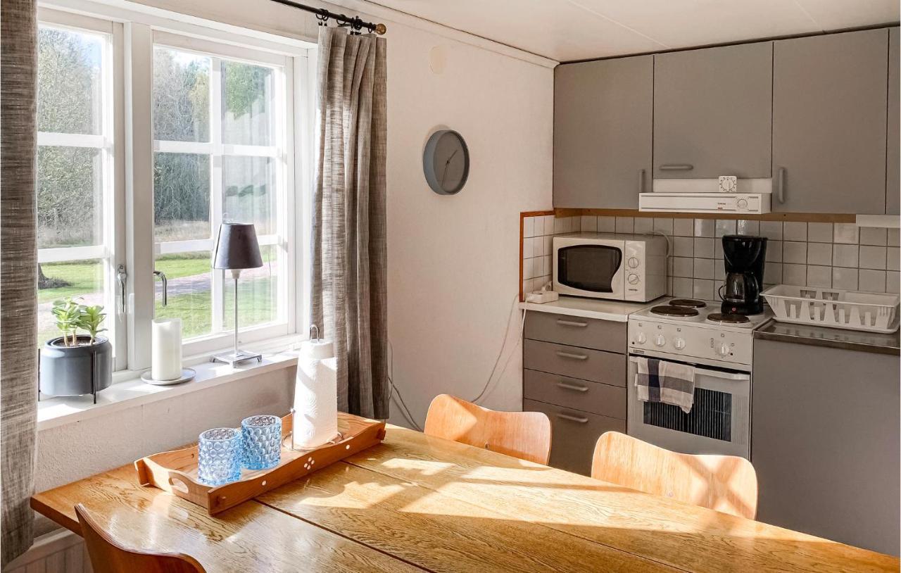 2 Bedroom Awesome Home In Vaestervik מראה חיצוני תמונה